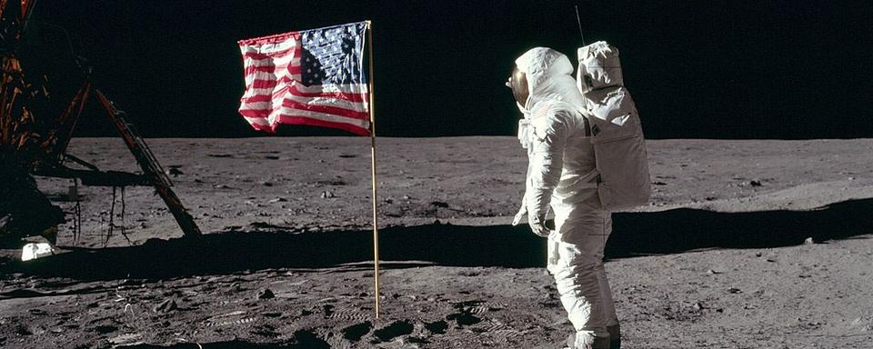 Buzz Aldrin sur la Lune, le 16 juillet 1969. La course vers notre satellite fut le tournant de la compétition spatiale entre URSS et Etats-Unis. Le gouvernement de John Fitzgerald Kennedy, élu en janvier 1961, pensait que poser des hommes sur la Lune serait une réussite assez complexe pour que l'avance prise par l'URSS - avec son programme Soyouz - ne soit plus réellement significative.