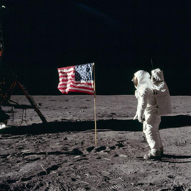 Buzz Aldrin sur la Lune, le 16 juillet 1969. La course vers notre satellite fut le tournant de la compétition spatiale entre URSS et Etats-Unis. Le gouvernement de John Fitzgerald Kennedy, élu en janvier 1961, pensait que poser des hommes sur la Lune serait une réussite assez complexe pour que l'avance prise par l'URSS - avec son programme Soyouz - ne soit plus réellement significative.