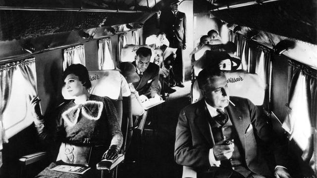 Passagers à bord d'un avion Swissair dans les années 30. [KEYSTONE - Photopress-Archiv/RIA/Str]