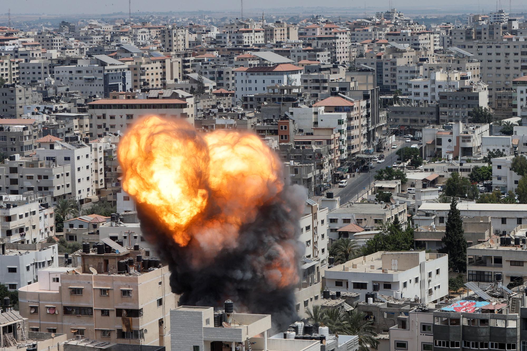 Un missile frappe un bâtiment de la ville de Gaza, le samedi 6 août 2022. [Reuters - Mohammed Salem]