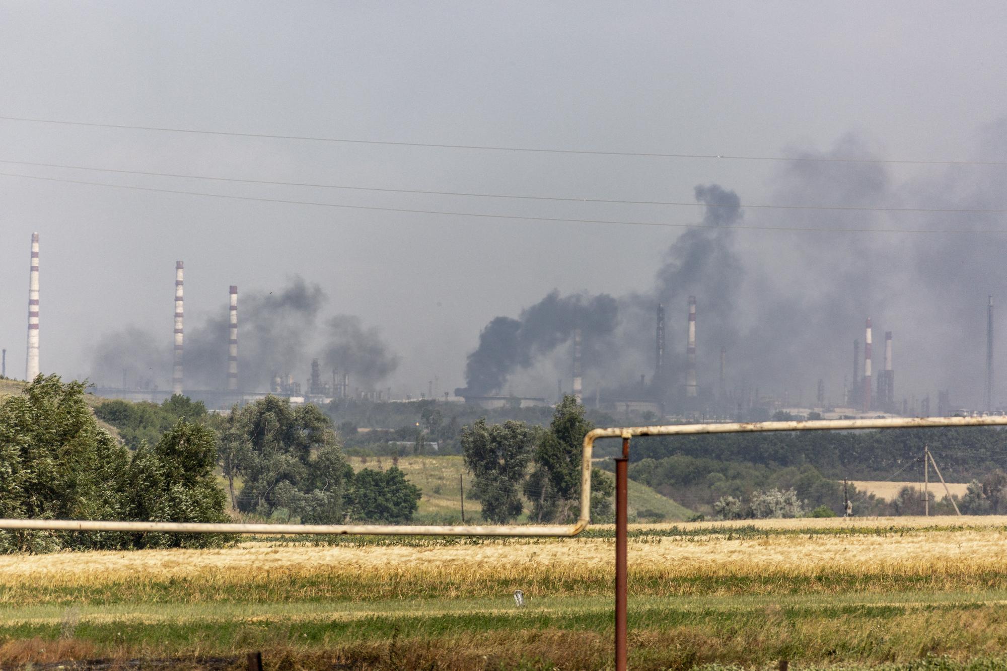 Des nuages de fumées attestent de combats violents entre troupes ukrainiennes et russes autour de la ville de Lyssytchansk, dans l'est de l'Ukraine, le 1er juillet 2022. [Anadolu Agency/AFP - Narciso Contreras]