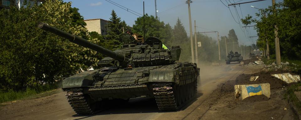 Un tank ukrainien dans la région de Donetsk. [Keystone - AP Photo/Francisco Seco]