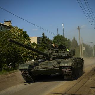 Un tank ukrainien dans la région de Donetsk. [Keystone - AP Photo/Francisco Seco]