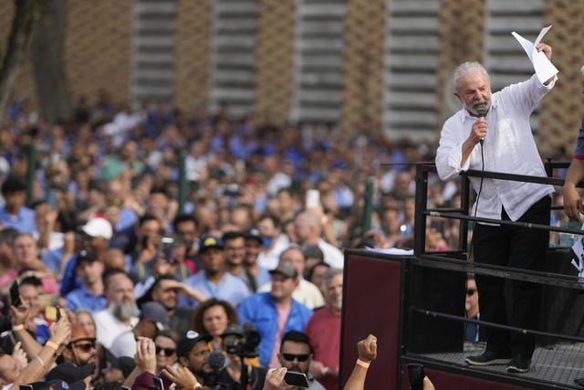 Luiz Inacio Lula da Silva, 76 ans, a lancé sa campagne pour l'élection présidentielle au Brésil . [Keystone - AP Photo/Andre Penner]