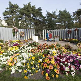 Des personnes visitent le jardin du souvenir du cimetière du Centre funéraire de Montoie. [Keystone - Laurent Gillieron]