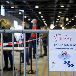 Des électeur français accomplissent leur devoir électoral au palais de Beaulieu à Lausanne lors du premier tour de la présidentielle française, le 10 avril 2022 (image d'illustration). [Keystone - Jean-Christophe Bott]