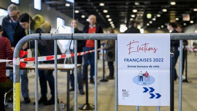 Des électeur français accomplissent leur devoir électoral au palais de Beaulieu à Lausanne lors du premier tour de la présidentielle française, le 10 avril 2022 (image d'illustration). [Keystone - Jean-Christophe Bott]