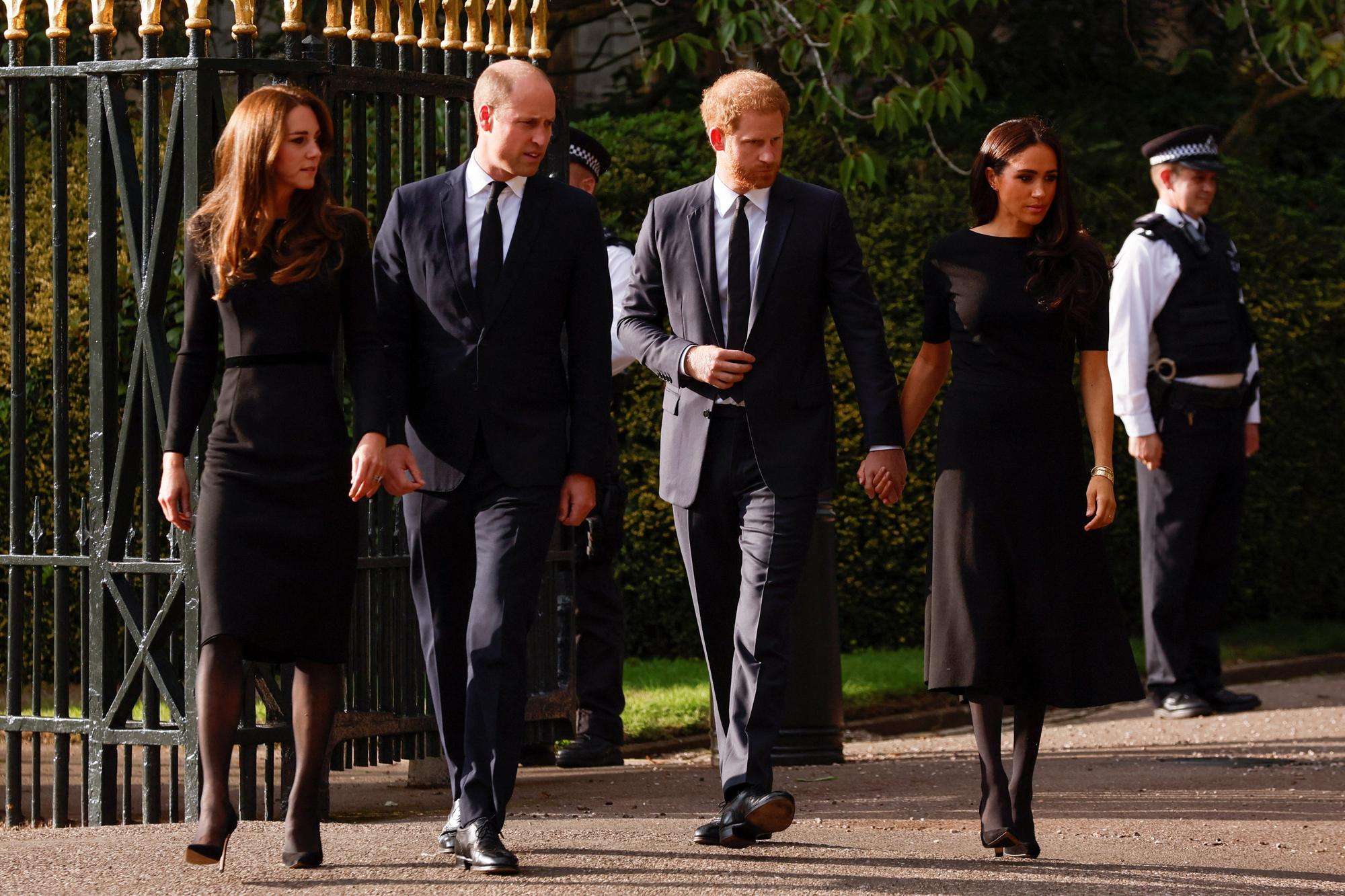 Les princes William et Harry, ainsi que leurs épouses Kate et Meghan se recueillent ensemble devant le château de Windsor, le 10 septembre 2022. [Reuters - Peter Nicholls]