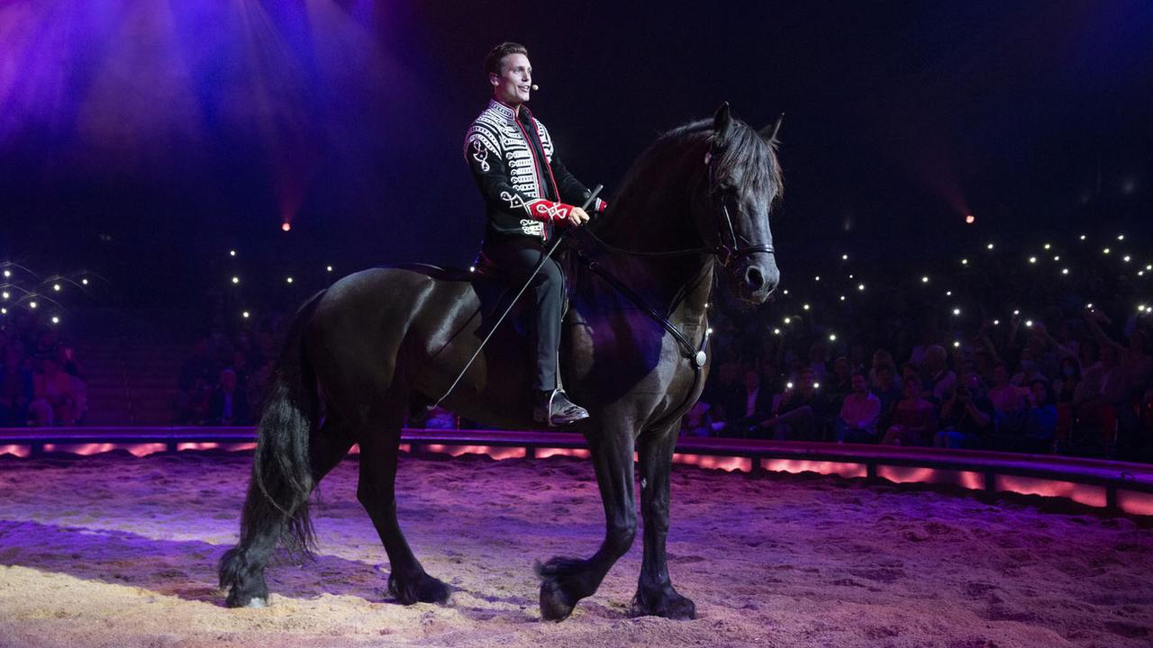Le chanteur Bastian Baker lors de sa tournée avec le Cirque Knie en 2021. [Keystone - Salvatore Di Nolfi]