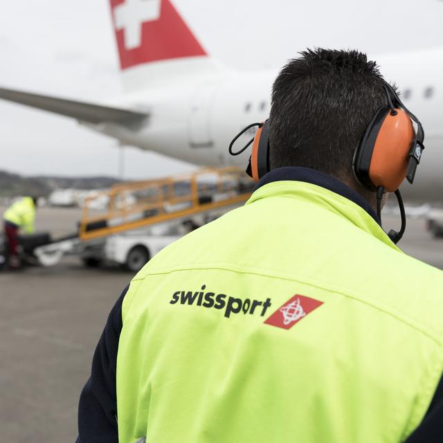 Les employés de Swissport de l'aéroport de Zurich dénoncent la CCT. [KEYSTONE - GAETAN BALLY]