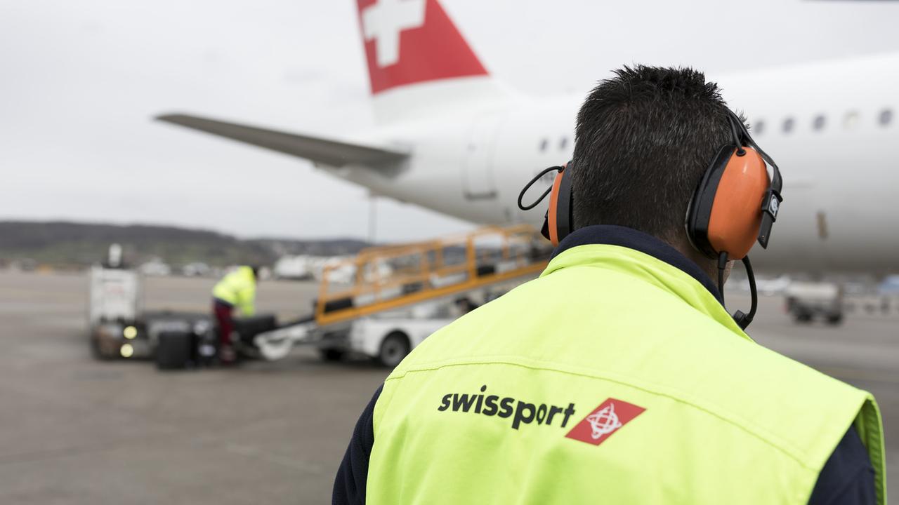 Les employés de Swissport de l'aéroport de Zurich dénoncent la CCT. [KEYSTONE - GAETAN BALLY]