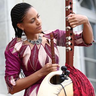 Sona Jobarteh jouant de la kora. [WTO/Jay Louvion/ CC-BY-SA 2.0]