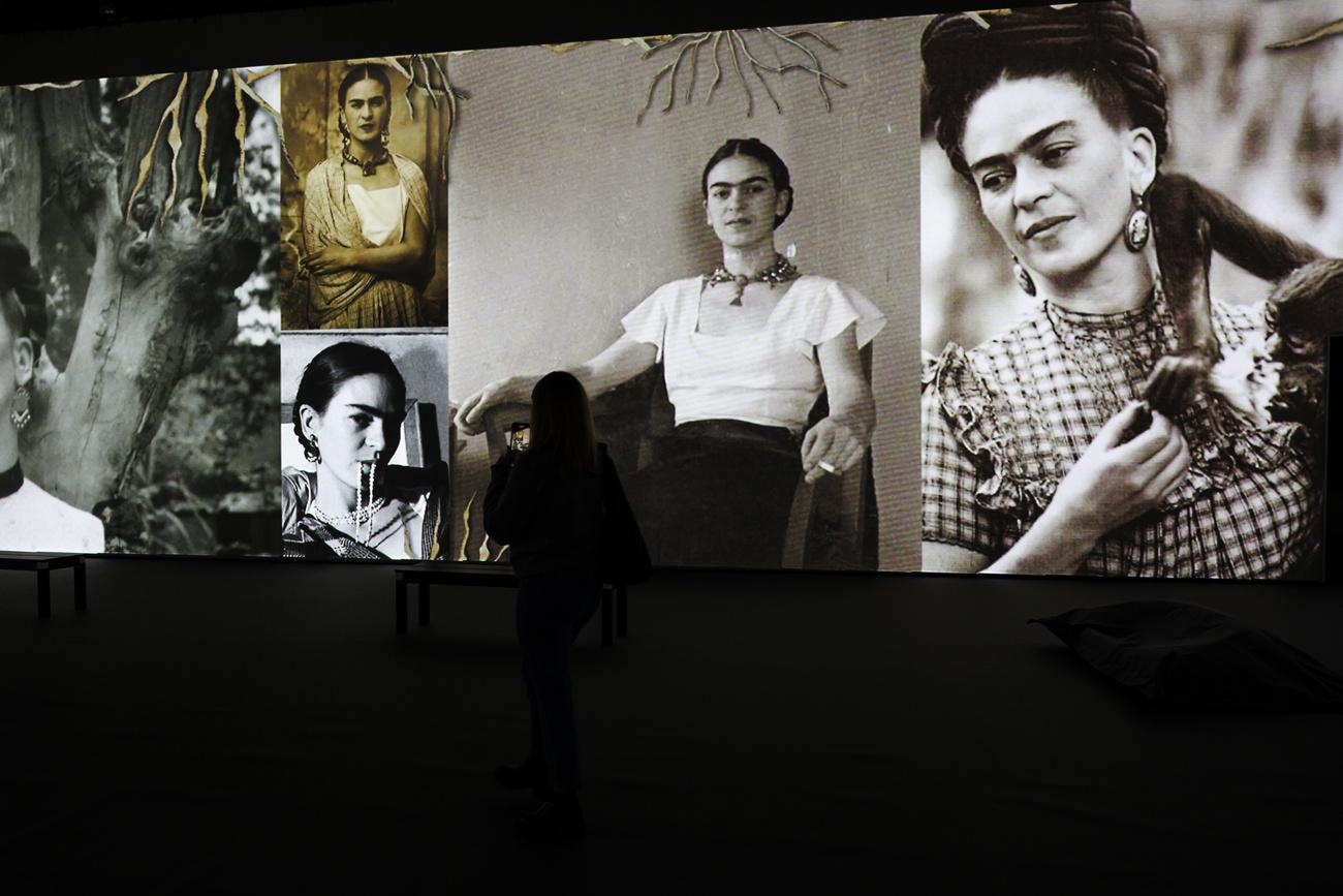 La vie et l'oeuvre de Frida Kahlo sont à découvrir dans une exposition immersive à Lausanne. [KEYSTONE - SALVATORE DI NOLFI]