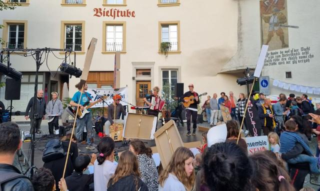 La foule des mécontents s'est réunie devant le Conseil de Ville de Bienne. [Bienne pour tous]