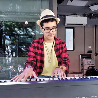 Xavier, jeune pianiste virtuose, joue des chansons de Queen lors de l'émission Les bonnes ondes du 7 juillet 2022. [RTS]