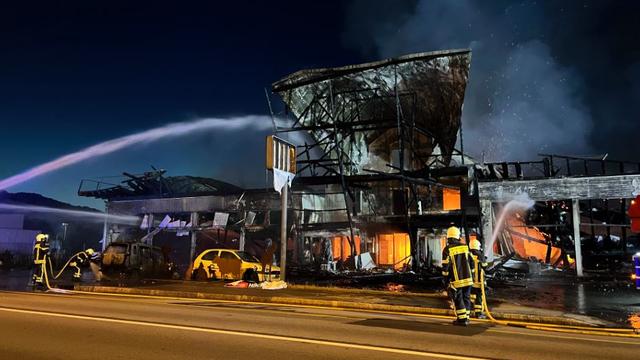 Un important incendie détruit un complexe commercial à Monthey (VS). [RTS - Rafaël Poncioni]