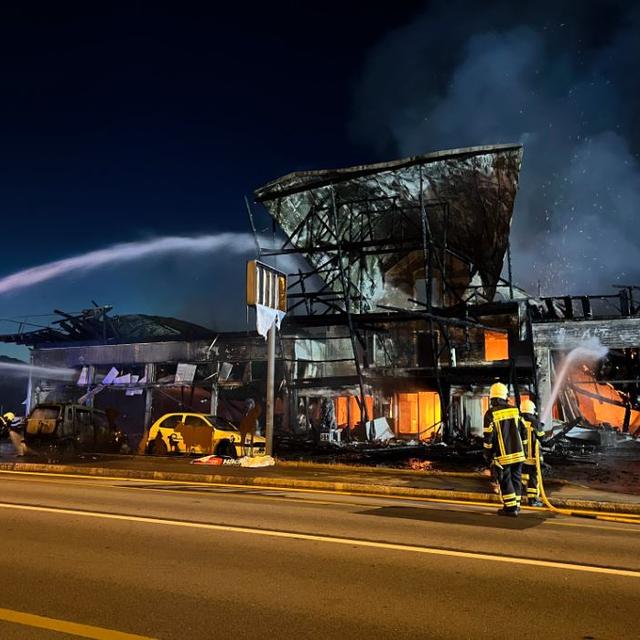 Un important incendie détruit un complexe commercial à Monthey (VS). [RTS - Rafaël Poncioni]