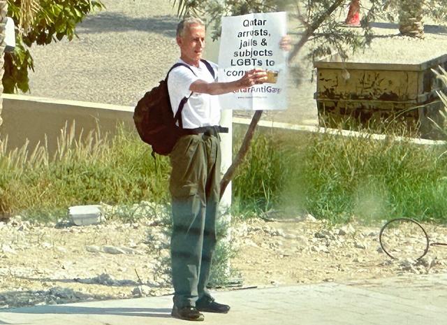 Le Britannique Peter Tatchell à Doha, 25.10.2022. [Reuters - STRINGER]