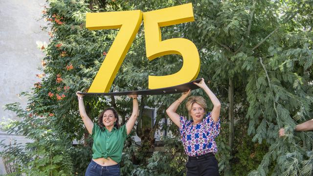 L'actrice Laure Calamy (à gauche) et la réalisatrice Blandine Lenoir au 75e Festival de Locarno pour présenter "Annie colère". [Keystone - Urs Flueeler]