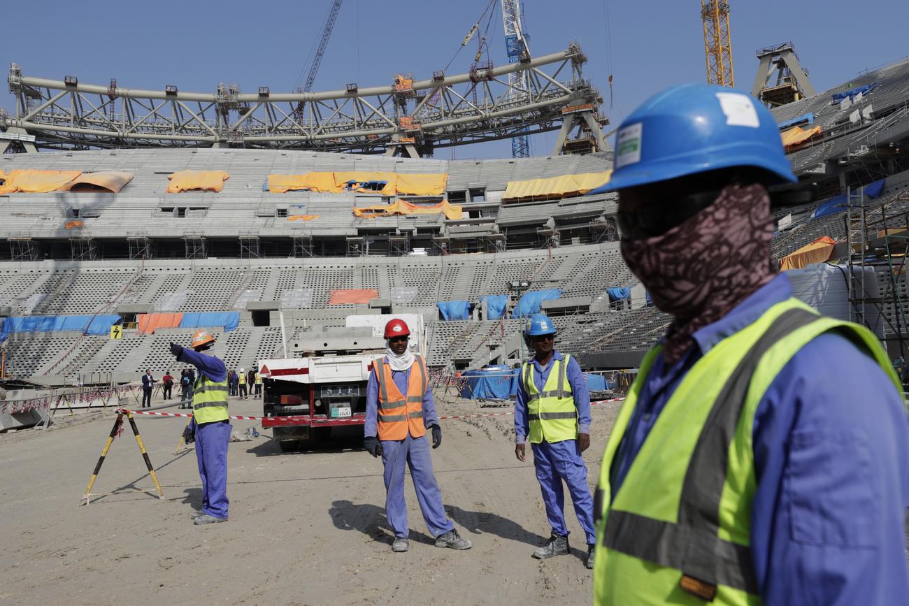 Des ouvriers travaillent au stade de Lusail, l'un des stades de la Coupe du monde 2022, le vendredi 20 décembre 2019 [Keystone - HASSAN AMMAR]