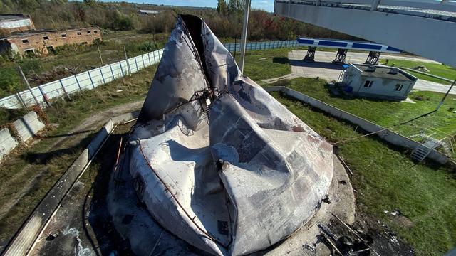 Une cuve de carburant endommagée par une attaque de drones russes, à Kharkiv, en Ukraine, le 06 octobre. [REUTERS - Vitalii Hnidyi]