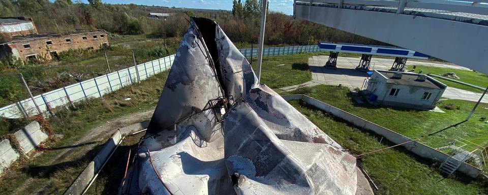 Une cuve de carburant endommagée par une attaque de drones russes, à Kharkiv, en Ukraine, le 06 octobre. [REUTERS - Vitalii Hnidyi]