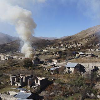 Des maisons en feu dans le Haut-Karabagh en novembre 2020. [AP/Keystone - Dmitry Lovetsky]