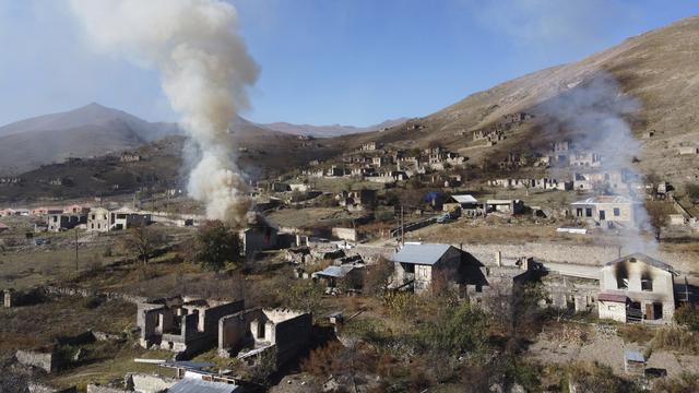 Des maisons en feu dans le Haut-Karabagh en novembre 2020. [AP/Keystone - Dmitry Lovetsky]