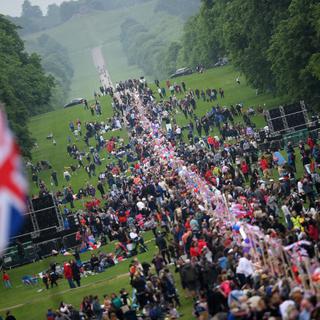 La très longue tablée du Big Lunch dans l'allée du château de Windsor, le 5 juin 2022 au dernier jour des festivités du jubilé de 70 ans de règne d'Elizabeth II. [AFP - Daniel Leal]