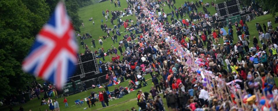 La très longue tablée du Big Lunch dans l'allée du château de Windsor, le 5 juin 2022 au dernier jour des festivités du jubilé de 70 ans de règne d'Elizabeth II. [AFP - Daniel Leal]