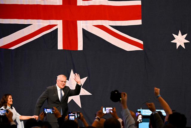 Le Premier ministre australien Scott Morrison salue le public lors de sa défaite aux élections législatives du 21 mai 2022. [AFP - Saeed Khan]