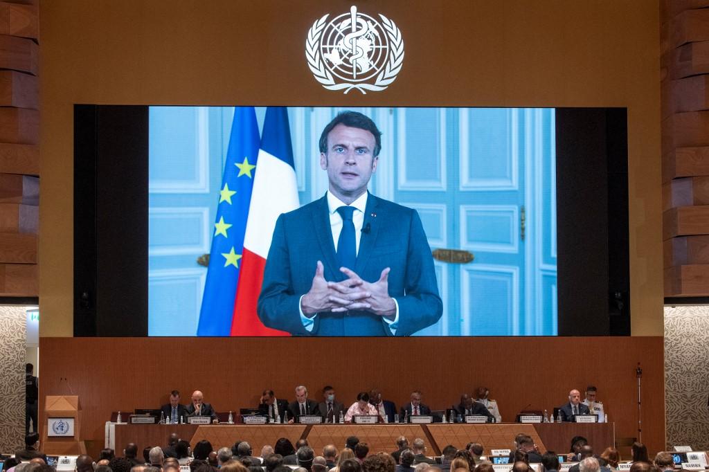 Le président français Emmanuel Macron prononce un discours par visioconférence lors de la journée d'ouverture de la 75e Assemblée mondiale de la santé de l'Organisation mondiale de la santé (OMS) à Genève, le 22 mai 2022. [AFP - Jean-Guy Python]
