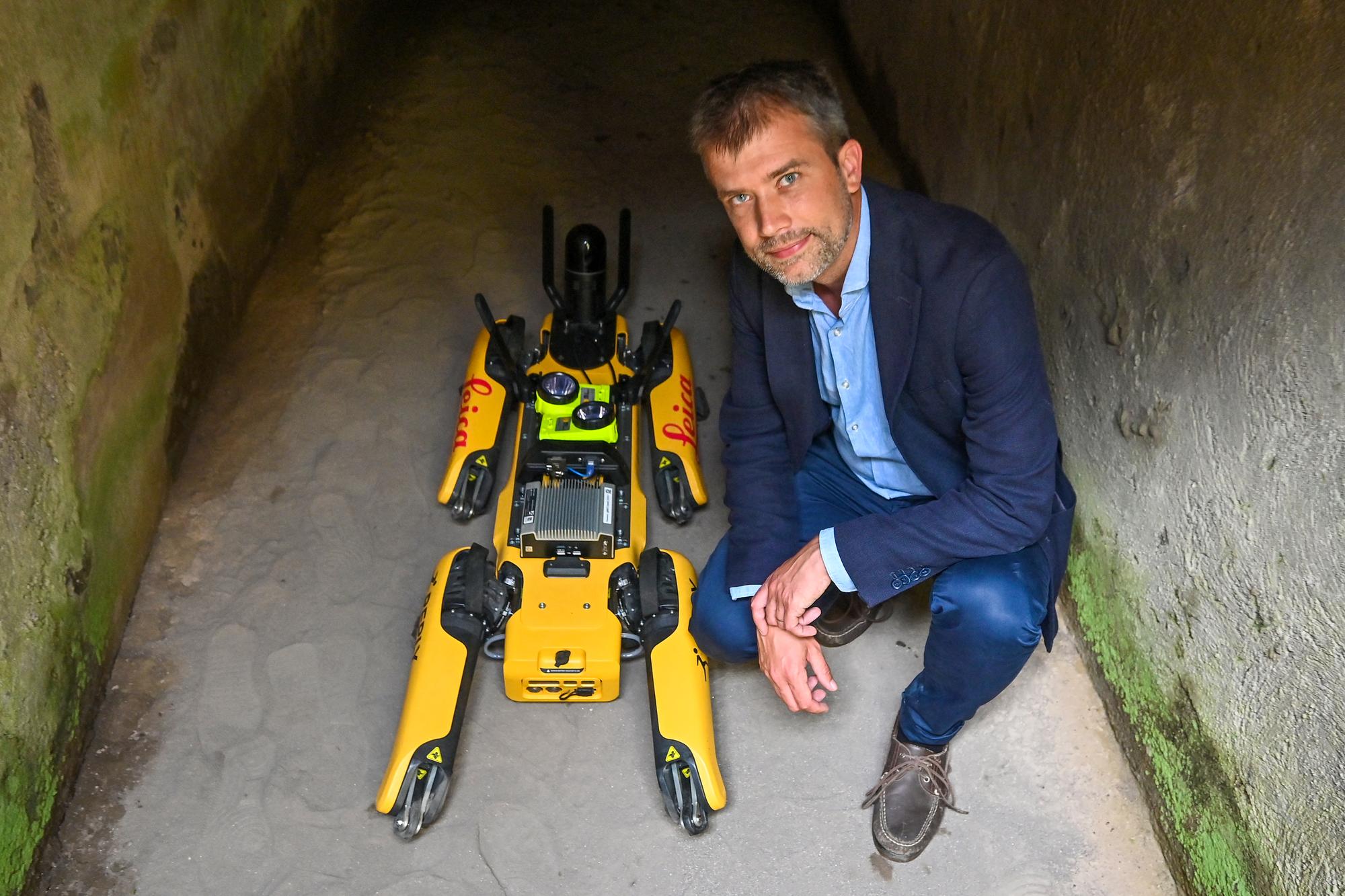 Le directeur du site Gabriel Zuchtriegel et le robot "Spot". [AFP - ANDREAS SOLARO]