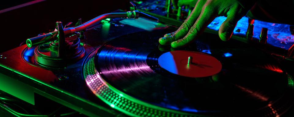 Platine vinyle. [Depositphotos - Alla Serebrina]