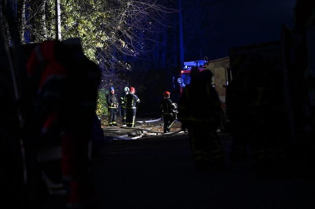 Pompiers à l'oeuvre à Kiev, plongée dans l'obscurité. [AFP - Sergei Supinsky]