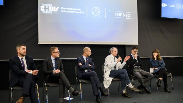 Les responsables du développement du nouvel appareil de radiothérapie, qualifié de révolutionnaire, en conférence de presse à Lausanne, le 25 novembre 2022. [KEYSTONE - Jean-Christophe Bott]