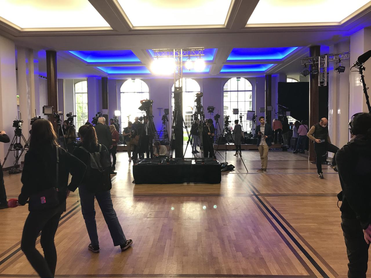 Les médias arrivent à la Maison de la chimie à Paris où que se tiendra la soirée électorale de Valérie Pecresse. [RTS - BENJAMIN LUIS]