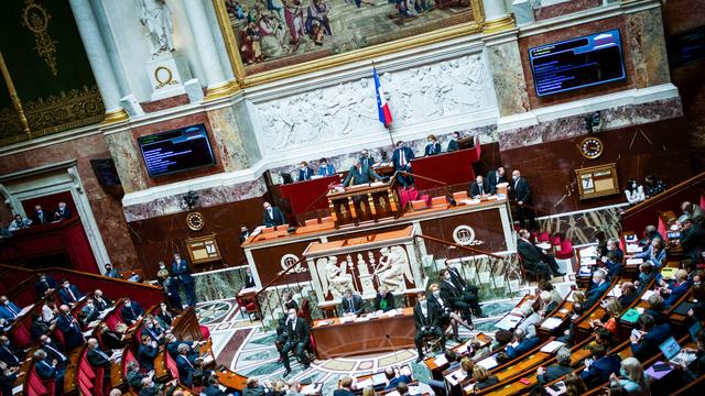 En France, l'examen du projet de "pass vaccinal" a été suspendu lundi soir à l'Assemblée. [Xose Bouzas / Hans Lucas]