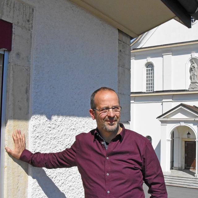 Le diacre Didier Berret, responsable de l’équipe pastorale des Franches-Montagnes, devant l'église de Saignelégier. [cath.ch - © Grégory Roth]