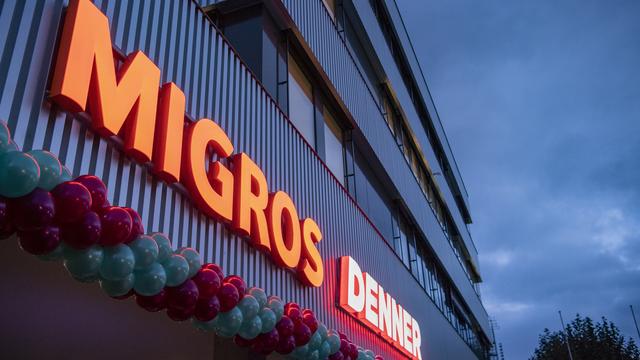 Migros lance un vote parmi ses sociétaires pour pouvoir vendre de l'alcool dans ses rayons, comme Denner, sa succursale. [Keystone - Urs Flueeler]