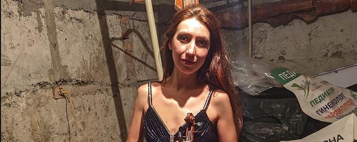 La violoniste Vera Lytovchenko joue pour remonter le moral. [AP - Vera Lytovchenko]