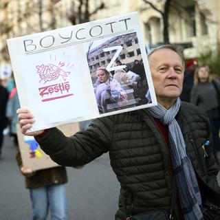 Un appel au boycott de Nestlé lors d'une manifestation contre la guerre en Ukraine à Lausanne, 22.03.2022. [Keystone - Laurent Gilliéron]