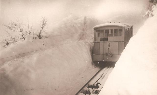 Photo (non datée) de l'une des voitures originelles du funiculaire. [SMC]