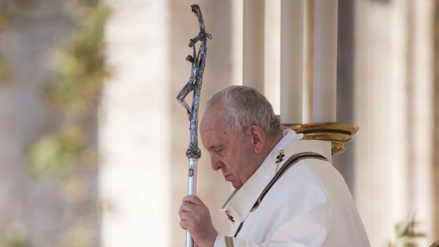 Le Pape François pendant la messe de Pâques et la bénédiction Urbi et Orbi sur la place Saint-Pierre, au Vatican, le 17 avril 2022. [EPA/VATICAN MEDIA HANDOUT HANDOUT/KEYSTONE]