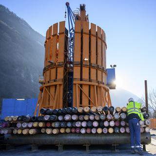 Le projet de géothermie à Lavey-les-Bains (VD) entre dans sa phase cruciale. Dès lundi, la foreuse va commencer à creuser un puits pouvant aller jusqu'à 3000 mètres de profondeur. L'installation produira de la chaleur et de l'électricité pour quelque 900 ménages. [KEYSTONE - LAURENT GILLIERON]