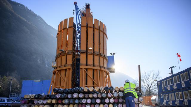 Le projet de géothermie à Lavey-les-Bains (VD) entre dans sa phase cruciale. Dès lundi, la foreuse va commencer à creuser un puits pouvant aller jusqu'à 3000 mètres de profondeur. L'installation produira de la chaleur et de l'électricité pour quelque 900 ménages. [KEYSTONE - LAURENT GILLIERON]