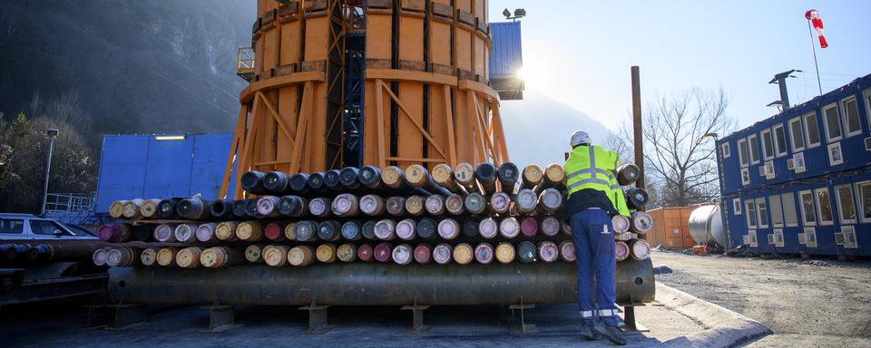 Le projet de géothermie à Lavey-les-Bains (VD) entre dans sa phase cruciale. Dès lundi, la foreuse va commencer à creuser un puits pouvant aller jusqu'à 3000 mètres de profondeur. L'installation produira de la chaleur et de l'électricité pour quelque 900 ménages. [KEYSTONE - LAURENT GILLIERON]