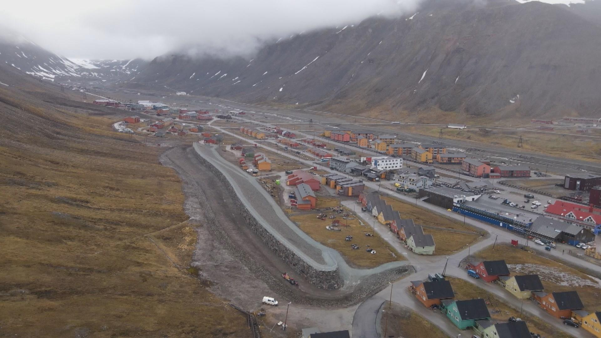 La digue de pierre de Longyearbyen. [RTS - Flore Dussey / Yvan Illi]