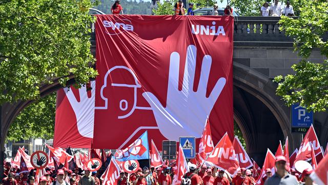 Des milliers de maçons manifestent à Zurich pour de meilleures conditions de travail [Keystone - Walter Bieri]