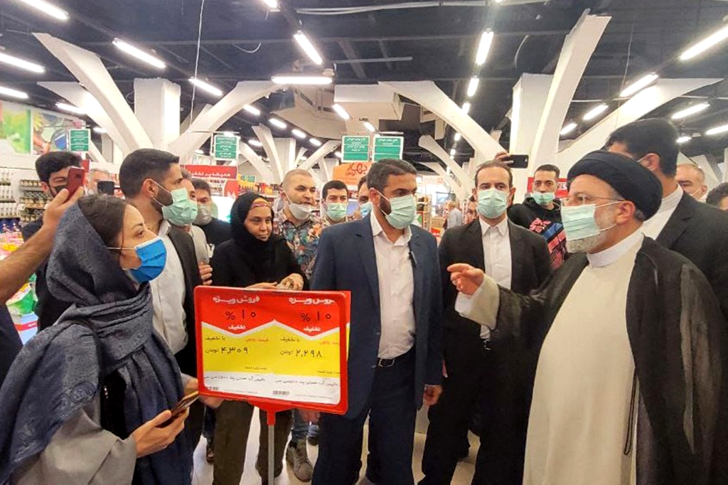 Ebrahim Raïssi dans un supermarché de Téhéran, 13.05.2022. [Iranian Presidency/AFP]